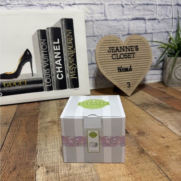 Scentsy White Fluted Warmer New in box - Picture 1 of 6